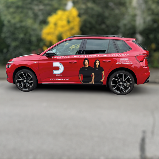 Rotes Werbefahrzeug mit Dawis-Logo und 10 Euro Gutscheinaktion zur Autowerbung