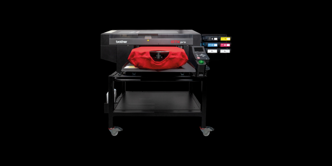 Brother GTXpro Drucker mit rotem T-Shirt für neue Ära von Arbeitskleidung Druck
