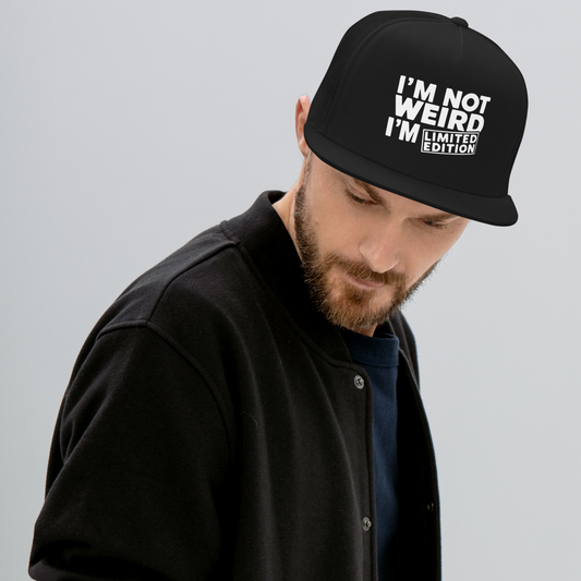 schwarze Trucker-Cap mit flachem Schirm und "IM NOT WEIRD" Aufdruck, Snapverschluss, grauer Schirmunterseite, Einheitsgröße