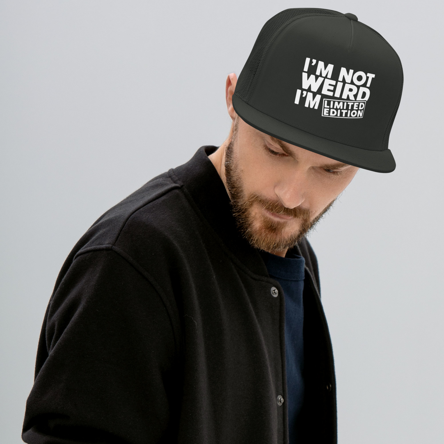 Schwarze Trucker-Cap IM NOT WEIRD mit flachem Schirm und Snapverschluss, grauer Schirmunterseite, Einheitsgröße.