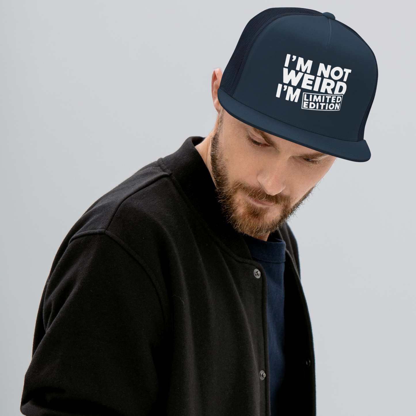 Mann mit schwarzer Trucker-Cap IM NOT WEIRD mit flachem Schirm und Snapverschluss