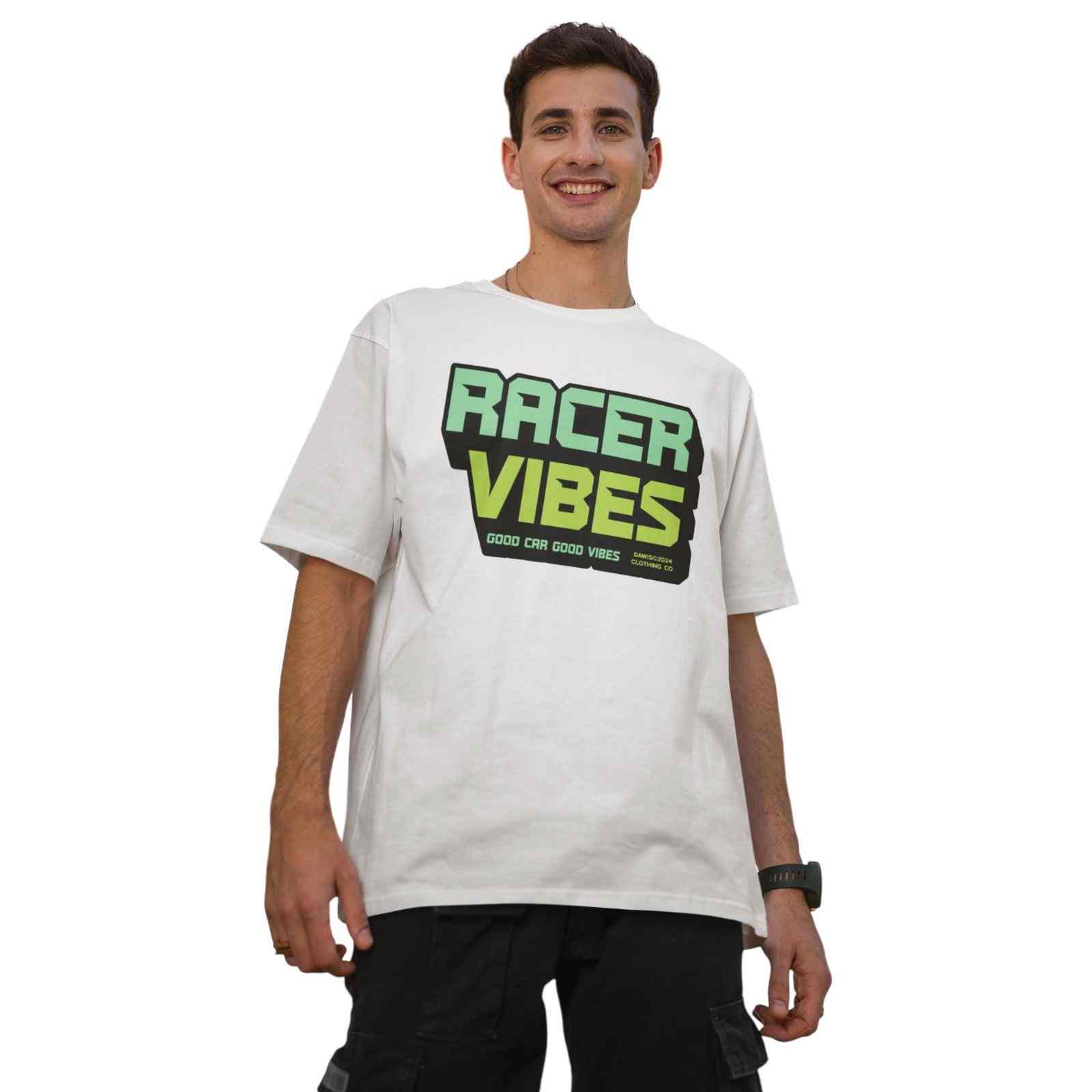 Mann trägt Racer Vibes Oversize T-Shirt mit grünem Frontprint aus 100% Baumwolle