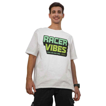 Mann trägt Racer Vibes Oversize T-Shirt mit grünem Frontprint aus 100% Baumwolle