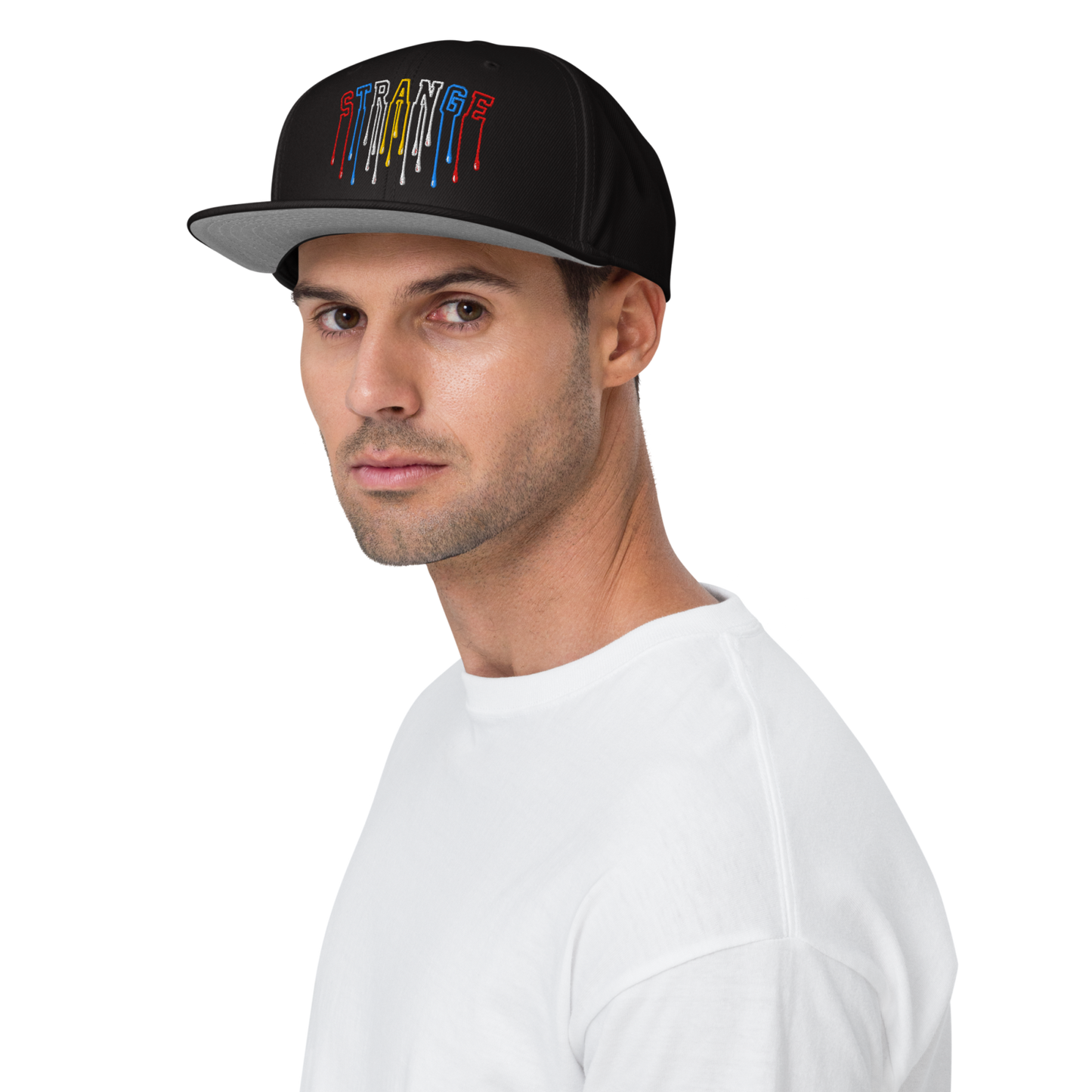 Schwarze Snapback-Cap Strange mit mehrfarbigem Logo und grauem Schirmunterseite, einstellbar mit Snapverschluss