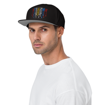 Schwarze Snapback-Cap Strange mit mehrfarbigem Logo und grauem Schirmunterseite, einstellbar mit Snapverschluss