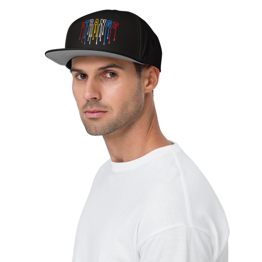 Schwarze Snapback-Cap Strange mit mehrfarbigem Logo und grauem Schirmunterseite, einstellbar mit Snapverschluss